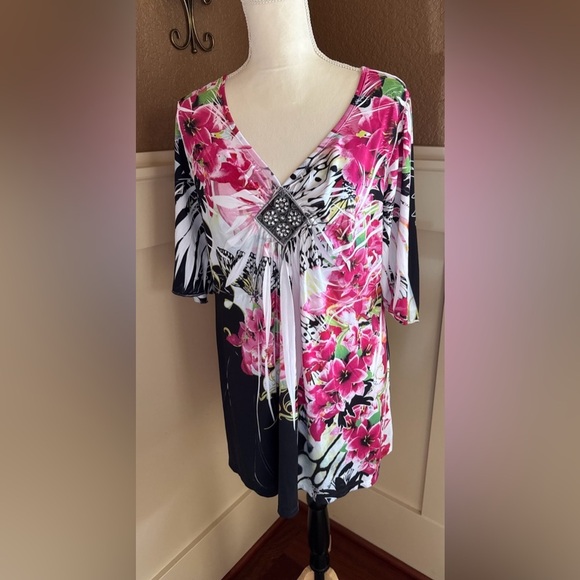 ONE WORLD Pink and Black Floral V-Neck Blouse 2X - Picture 4 of 11